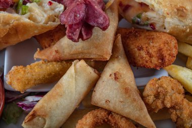 Doldurulmuş kruvasan etli ve kızarmış tavuk soslu ve sebzeli.