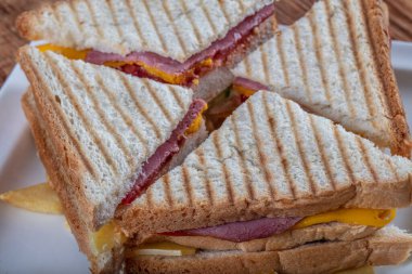 Domatesli, peynirli ve jambonlu sandviç.