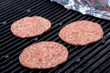 Izgarada köfteler, yakın çekim manzaralı.