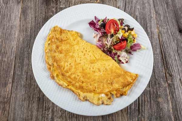 Omelette Jaune Avec Salade Sur Fond Bois — Photo