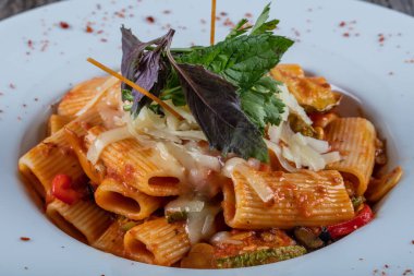 Acı soslu makarna arrabiata, yemek pişirme konsepti. 