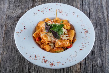 Acı soslu makarna arrabiata, yemek pişirme konsepti. 