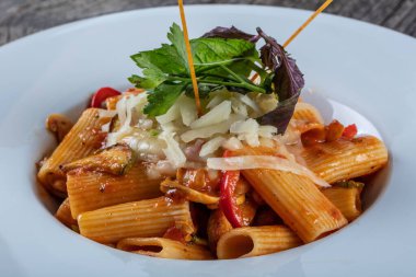 Acı soslu makarna arrabiata, yemek pişirme konsepti. 