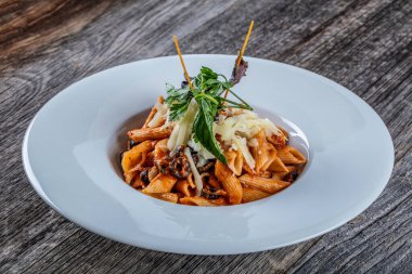 Acı soslu makarna arrabiata, yemek pişirme konsepti. 