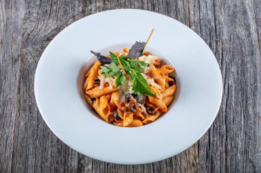 Acı soslu makarna arrabiata, yemek pişirme konsepti. 