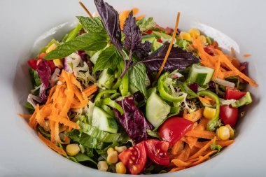 Taze sebzeli ve sebzeli salata