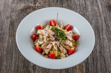 Taze sebzeli sezar salatası ve ahşap arka planda roka. Kopyalama alanı olan üst görünüm.