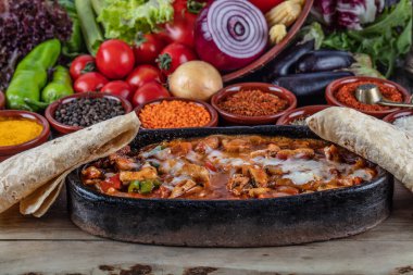 Etli, sebzeli ve baharatlı geleneksel İspanyol yemeği.