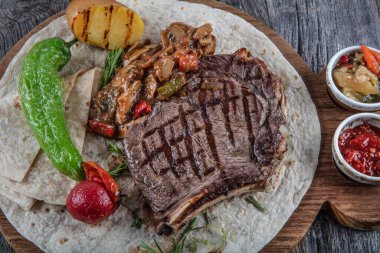 Sebze ve soslu ızgara biftek.