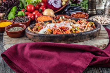 Tahta tabakta geleneksel Meksika yemekleri, seçici odaklanma