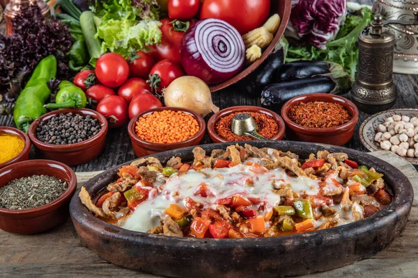 Tahta tabakta geleneksel Meksika yemekleri, seçici odaklanma