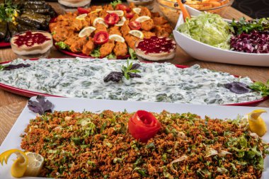 Geleneksel Türk Yemekleri, Satılık Restoran 'daki büyük tepsilerde sunuldu. (çiğ köfte, yaprak sarma, yoğurt bıldırcın, tatlı, salata, havuç tarator )