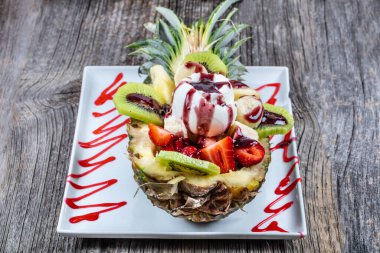 Ananas ve çilekli meyve salatası.