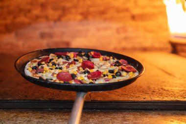 Bir kase lezzetli yemeği yakın.