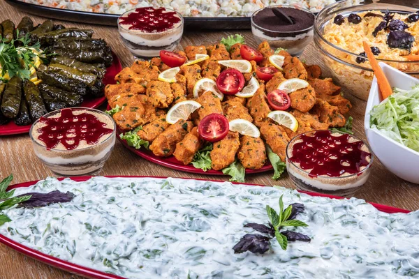 Aliments Traditionnels Turcs Servis Dans Grands Plateaux Restaurant Vendre Boulettes — Photo