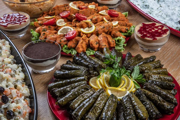 Традиционные Турецкие Блюда Подавались Большом Количестве Ресторане Продажу Сырые Фрикадельки — стоковое фото
