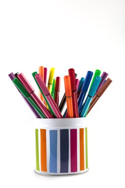 Beyaz arkaplandaki renk keçeli kalemler