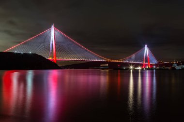 Aydınlatılmış Boğaz Köprüsü, İstanbul, Türkiye