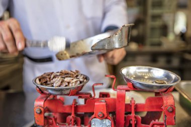 Şef mutfakta yemek yapıyor.