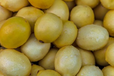 Bir kasede taze, sarı zeytinler