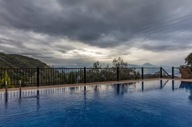 Dağlardaki güzel göl manzarası