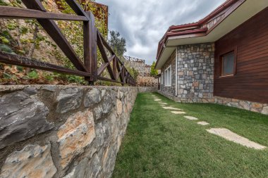 Parktaki eski ahşap ev.