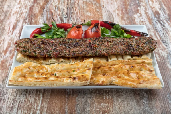 Traditionelle Türkische Küche Beyti Dönerspieß Nach Adana Art Mit Knoblauch — Stockfoto