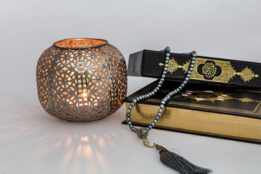 İstanbul, Türkiye - 17 Mayıs 2018: Kuran - Dünyanın dört bir yanındaki Müslümanların kutsal kitapları. Ramazan kavramı