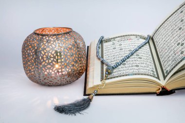 İstanbul, Türkiye - 17 Mayıs 2018: Kuran - Dünyanın dört bir yanındaki Müslümanların kutsal kitabı. Ramazan kavramı