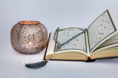 İstanbul, Türkiye - 17 Mayıs 2018: Kuran - Dünyanın dört bir yanındaki Müslümanların kutsal kitabı. Ramazan kavramı