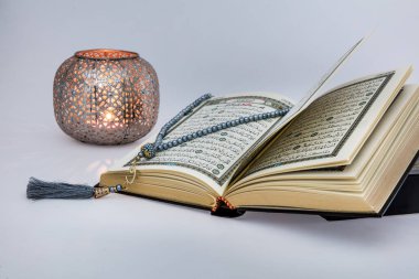İstanbul, Türkiye - 17 Mayıs 2018: Kuran - Dünyanın dört bir yanındaki Müslümanların kutsal kitabı. Ramazan kavramı