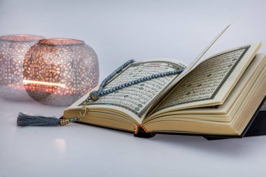 İstanbul, Türkiye - 17 Mayıs 2018: Kuran - Dünyanın dört bir yanındaki Müslümanların kutsal kitabı. Ramazan kavramı