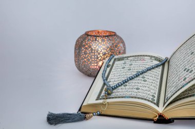 İstanbul, Türkiye - 17 Mayıs 2018: Kuran - Dünyanın dört bir yanındaki Müslümanların kutsal kitabı. Ramazan kavramı