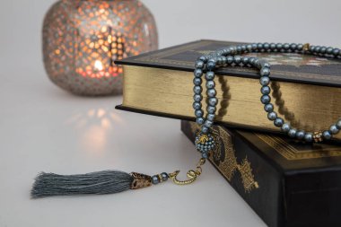 İstanbul, Türkiye - 17 Mayıs 2018: Kuran - Dünyanın dört bir yanındaki Müslümanların kutsal kitapları. Ramazan kavramı