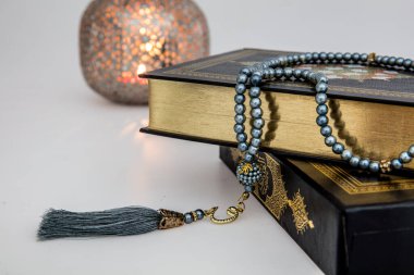 İstanbul, Türkiye - 17 Mayıs 2018: Kuran - Dünyanın dört bir yanındaki Müslümanların kutsal kitapları. Ramazan kavramı