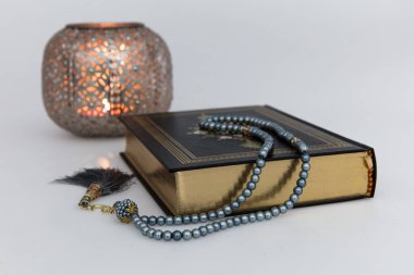 İstanbul, Türkiye - 17 Mayıs 2018: Kuran - Dünyanın dört bir yanındaki Müslümanların kutsal kitabı. Ramazan kavramı