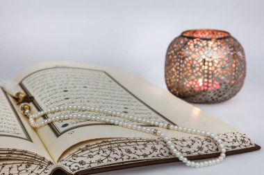 İstanbul, Türkiye - 17 Mayıs 2018: Kuran - Dünyanın dört bir yanındaki Müslümanların kutsal kitabı. Ramazan kavramı