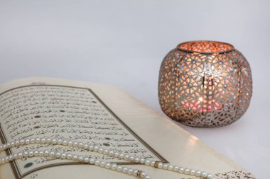 İstanbul, Türkiye - 17 Mayıs 2018: Kuran - Dünyanın dört bir yanındaki Müslümanların kutsal kitabı. Ramazan kavramı