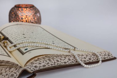 İstanbul, Türkiye - 17 Mayıs 2018: Kuran - Dünyanın dört bir yanındaki Müslümanların kutsal kitabı. Ramazan kavramı