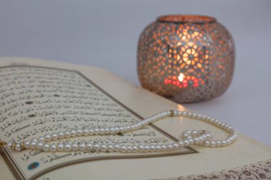 İstanbul, Türkiye - 17 Mayıs 2018: Kuran - Dünyanın dört bir yanındaki Müslümanların kutsal kitabı. Ramazan kavramı