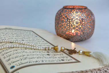 İstanbul, Türkiye - 17 Mayıs 2018: Kuran - Dünyanın dört bir yanındaki Müslümanların kutsal kitabı. Ramazan kavramı