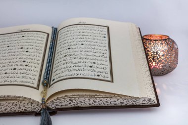 İstanbul, Türkiye - 17 Mayıs 2018: Kuran - Dünyanın dört bir yanındaki Müslümanların kutsal kitabı. Ramazan kavramı