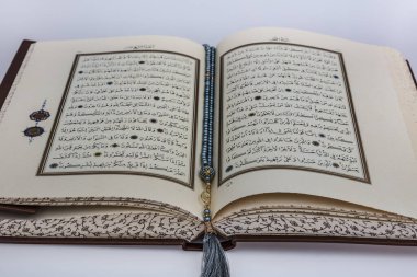 İstanbul, Türkiye - 17 Mayıs 2018: Kuran - Dünyanın dört bir yanındaki Müslümanların kutsal kitabı. Ramazan kavramı