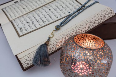 İstanbul, Türkiye - 17 Mayıs 2018: Kuran - Dünyanın dört bir yanındaki Müslümanların kutsal kitabı. Ramazan kavramı