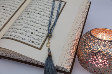 İstanbul, Türkiye - 17 Mayıs 2018: Kuran - Dünyanın dört bir yanındaki Müslümanların kutsal kitabı. Ramazan kavramı