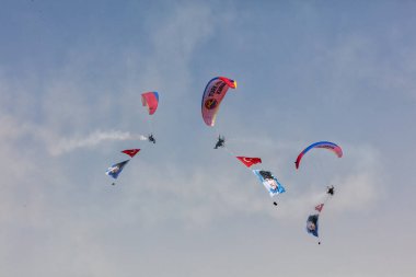 Uçurtma gökyüzünde uçuyor