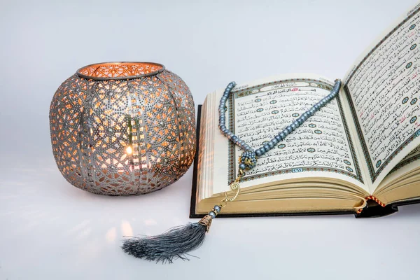 İstanbul, Türkiye - 17 Mayıs 2018: Kuran - Dünyanın dört bir yanındaki Müslümanların kutsal kitabı. Ramazan kavramı
