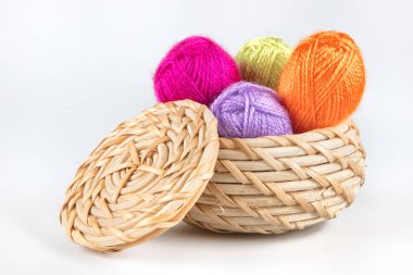 Hobi kavramı. Renkli yün iplik sepeti clews