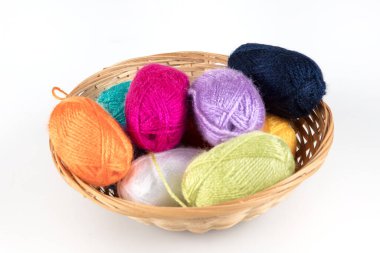 Hobi kavramı. Renkli yün iplik sepeti clews