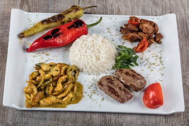 sebzeli tavuk ve sos.